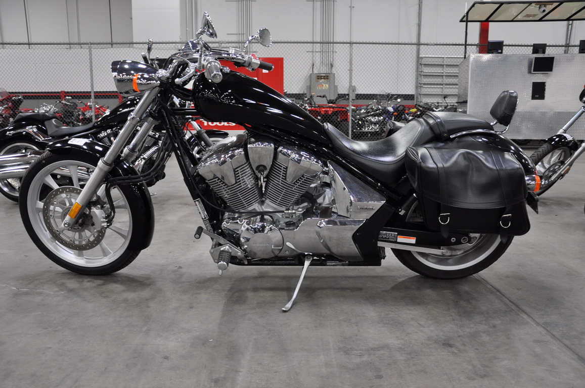 Купить мотоцикл Honda VT1300CXA Fury 2010 фото 8